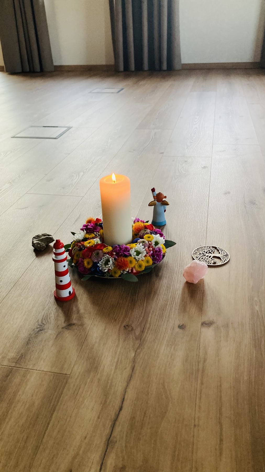 Kerze und Blumenkranz in der Praxis